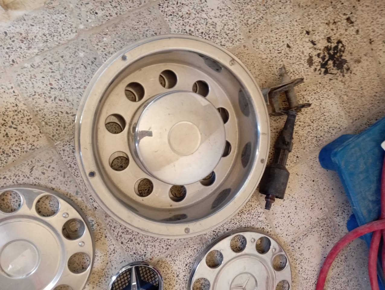 سلام عليكم للبيع غراض تريلة مال اكتروز من بردات و كاعية لافتات علامة ضوئية من كبات  للعنوان ديالى المقدادية رقم الهاتف ***********
