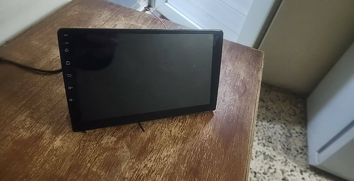 ✔️ واجهة “دوك” جديدة للشاشة – شريط للوصول السريع للتطبيقات المفضلة مثل الخرائط والموسيقى بدون التنقل داخل القوائم. �
✔️ بطاقات AppCard – تظهر أهم المعلومات من التطبيقات مباشرة على الشاشة الرئيسية (مثل حالة الوسائط أو الطقس). �
9to5Google
سعودي اندرويد
📱 تجربة الاستخدام
✔️ واجهة قفل محسّنة – شاشة قفل موحدة وسهلة الاستخدام قبل تشغيل السيارة. �
✔️ Ambient View – شاشة توقف أنيقة تظهر عندما لا يكون النظام قيد التشغيل. �
الأهرام اوتو
الأهرام اوتو
🔗 الاتصال والتوافق
✔️ دعم Bluetooth أوسع – يمكنك ربط سماعات رأس Bluetooth أو ملحقات صوتية بسهولة أكبر داخل السيارة. �
✔️ نقطة اتصال Wi-Fi تلقائية – يمكن تشغيل Hotspot في كل مرة تقود فيها، مما يحافظ على اتصال مستمر. �
الأهرام اوتو +١
Android Magazine
🎧 وظائف إضافية للميديا
✔️ تحسين إعدادات الصوت – نظام جديد لتوجيه الصوت وتوصيل الأجهزة المتعددة (Bluetoothأو سماعات). �
✔️ دعم USB وسماعات رأس بلوتوث بشكل مستقل – ما يسمح للأطفال مثلاً بالاستماع دون إزعاج السائق. � الإصدار 15 للأستفسار على هذا الرقم ***********
