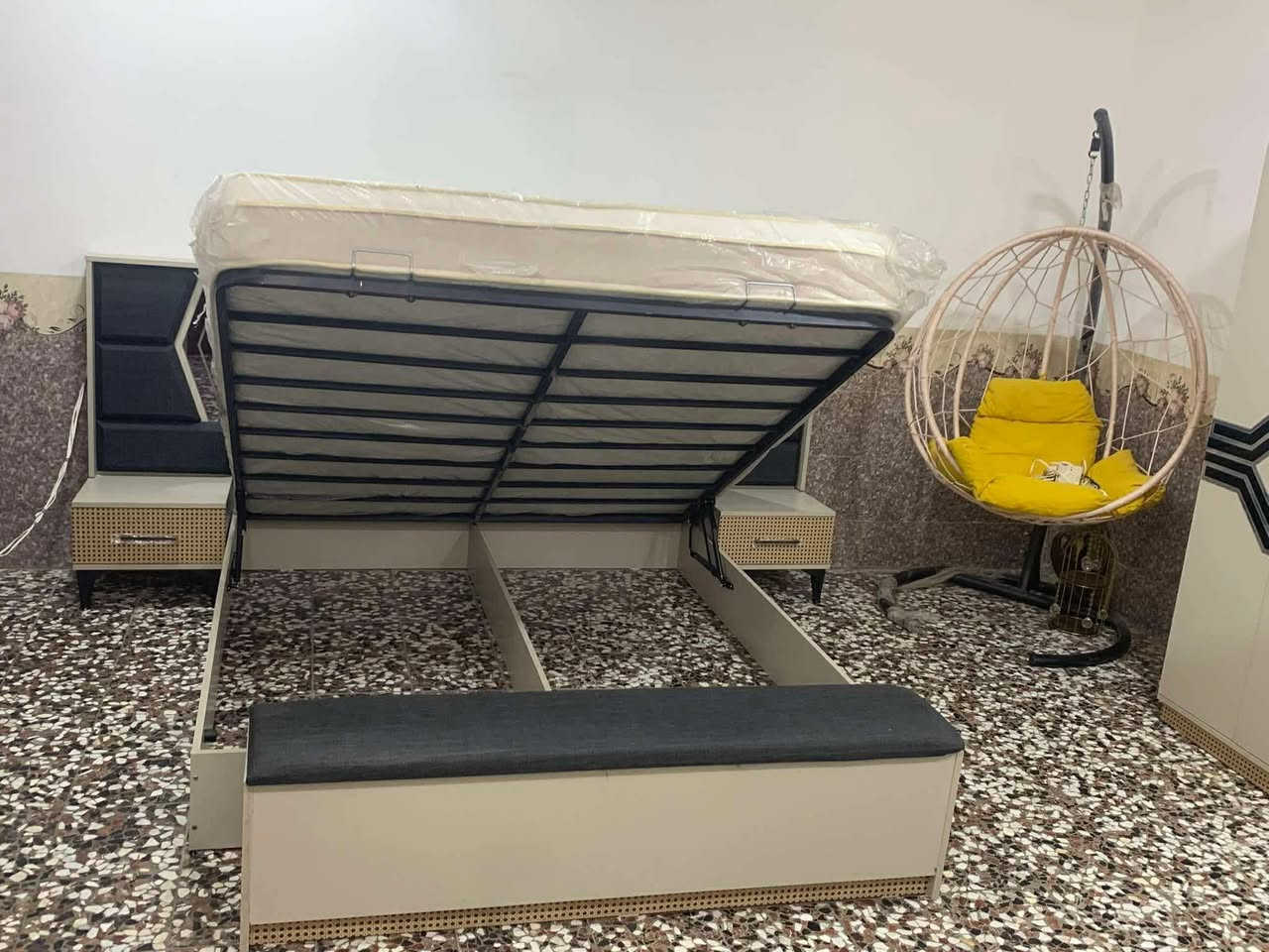 غرفه جديده للبيع بمليون وبيها مجال للاستفسار ***********
