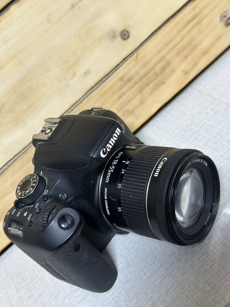 canon 800d للبيع
نظافة ١٠٠٪؜ استخدام اقل السنة بعدها بالضمان . الشتر مالتها 
1.6k
كامله هي وملحقاتها بالكامل حتى الاكياس

كاميرا كانون EOS 800D:
- *نوع الكاميرا*: DSLR.
- *السنسور*: APS-C CMOS بدقة 24.2 ميجابكسل.
- *المعالج*: DIGIC 7.
- *نظام التركيز*: 45 نقطة AF.
- *التصوير الفيديو*: 1080p ب٦٠ إطار في الثانية.
- *الشاشة*: لمس 3 بوصة قابلة للطي.
- *الاتصال*: واي فاي، NFC.
- *البطارية*: تدوم حوالي 600 صورة.
- *المواصفات الإضافية*: تصوير مستمر 6 إطارات في الثانية.
 السعر : ٤٠٠$ 
متوفر توصيل لجميع انحاء العراق


**إذا كنت صاحب هذا الإعلان وتريد حذفه لأي سبب، رجاءا أرسل رسالة إلى الدعم الفني**