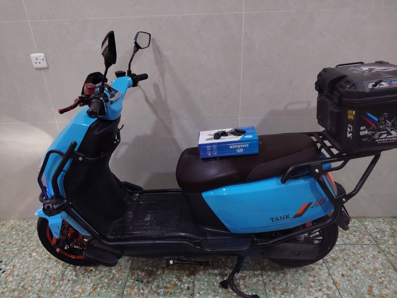 سلام عليكم دراجه سكنس تانك غنيه عن التعريف .استعمال اقل شهر ضمان .
بلوتوث صوت تحكم 
6 بطاريات كبار .
نظام 4 سرع .
سرعه 99.
نظام P.
نظام رجوع لخلف R.
تشغل بصمة عدد2 +كرت شاشه .
حجم الويل 90.90.12..
السعر 800 وبيها مجال .
مكاني ابو غريب مجاور مجمع بدور بغداد السكني .
***********
*********** متوفر واتساب
