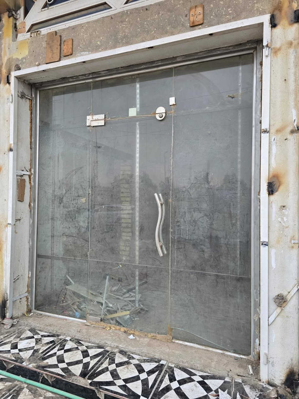 للبيع جام خانات عدد ٤ واجهات مع ٤ باب
للإستفسار *********** 
مكان كوت
