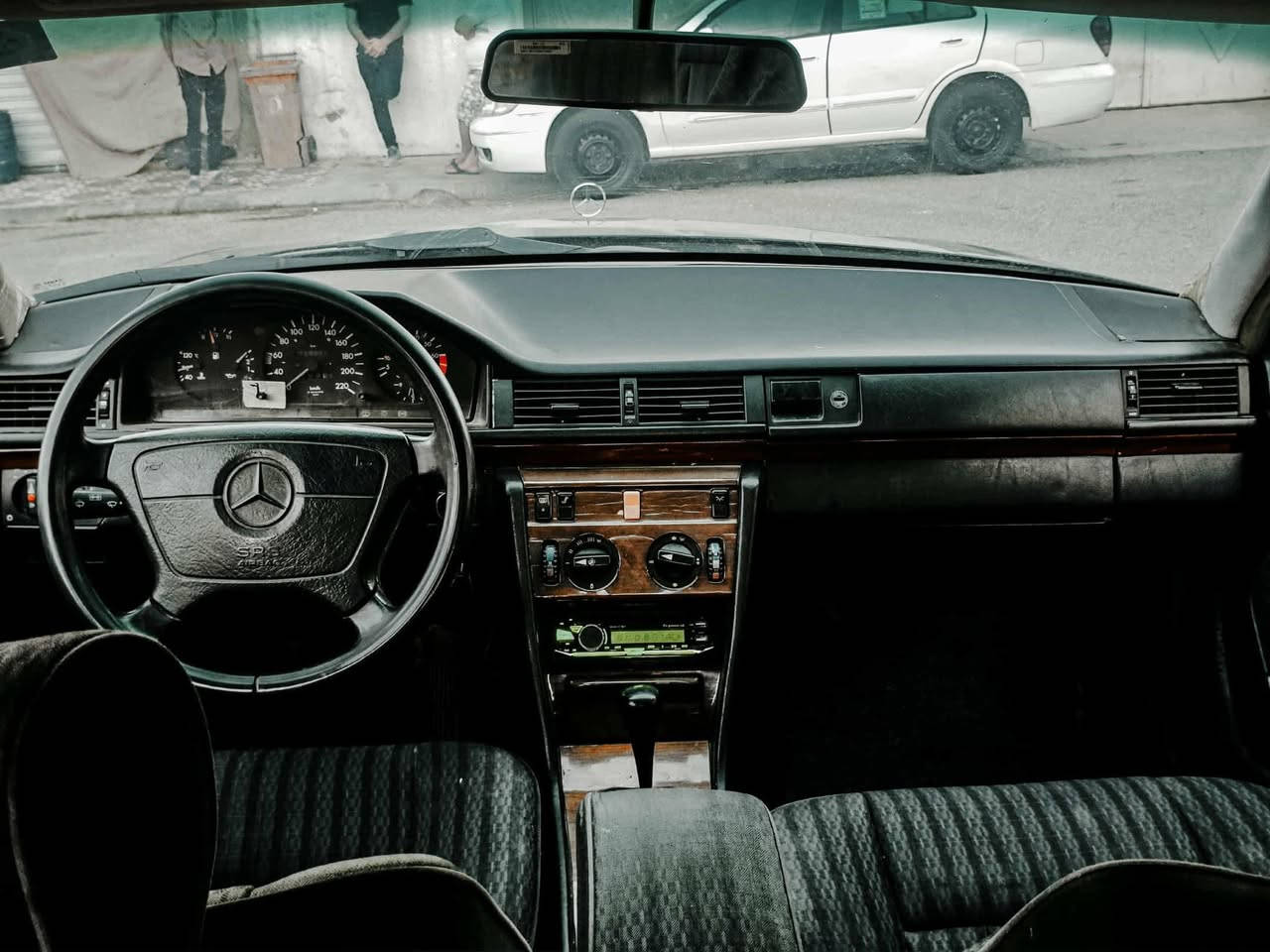 مارسيدس موديل 1987 صدر امامي جديد تدفئه وتبريد شغال سنويه لحد 2030دفتر بنزين موجود ويا سقف سلايت  محرك 3000 vvt الرقم***********
