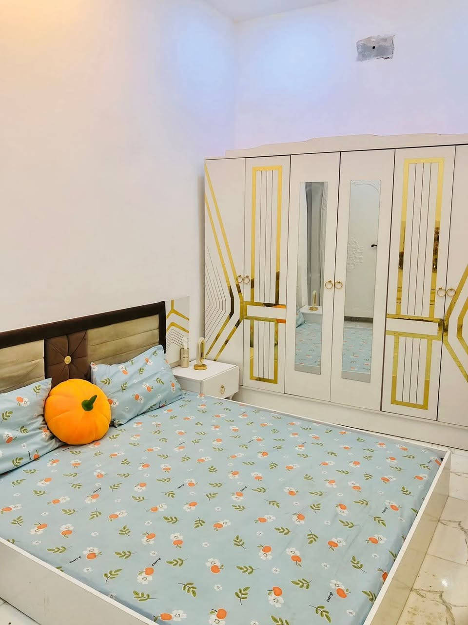 سلام عليكم بيت لبيع 50 متر شارع نسائم النخيل سعر 125 وبيه مجال ***********
