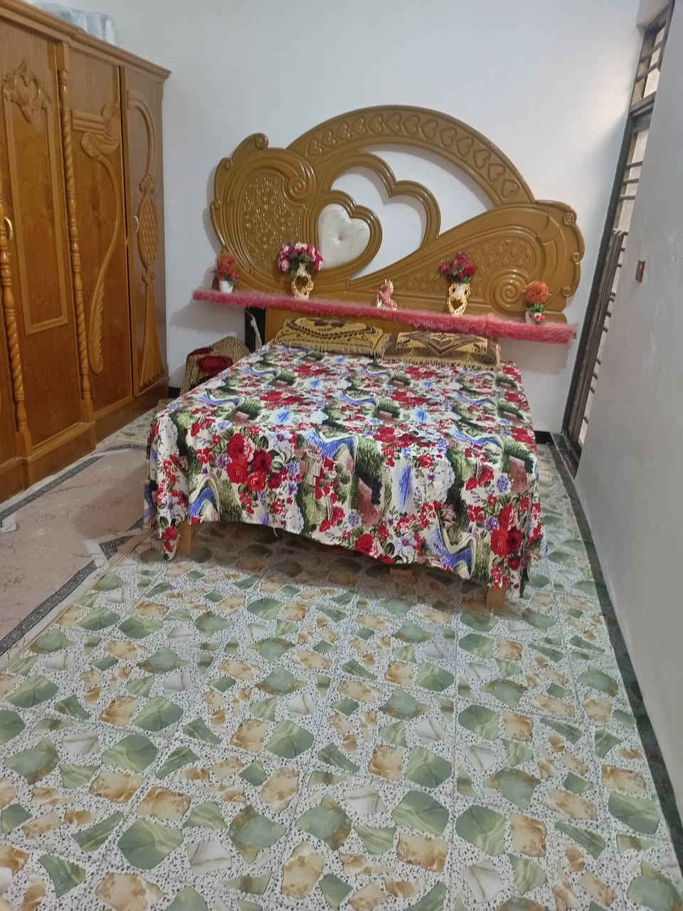 سلام عليكم بيت لبيع المساحه ١٠٠ متر غرفه وصاله ومطبخ استقبال وصحات داخل وخارج البيت جاهز من كلشي مال جناي العنوان حي ميسان يم سكله الكرعاوي السعر٤٤ وبي مجال استفسار علاالرقم ***********
