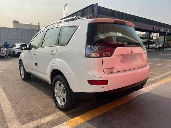 متسوبيشي اوتلاندر مكفولة من الصبغ والحادث والتبديل تخم تاير بطارية جديد محرك كير تبريد ثلج بعز الصيف محرك 2400 اربعه سلندر فورويل سلايد روف سيارة عائلية بامتياز قوية جدا رقم بغداد وهزة جديد باسمي شخصيا 
ناقصها صدر امامي ماشية 154 وكسور موديل 2008 
السعر 98 ورقة بيها مجال بسيط 
عنواني بغداد *********** بغداد
