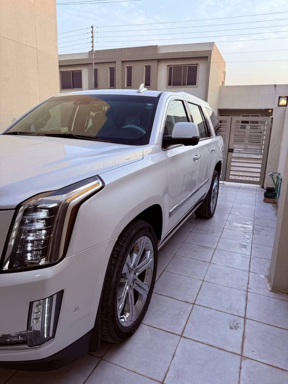 السلام عليكم كديلاك 2019 فول مواصفات السياره كلين بدون ضرر ماشيه 110 قبل لزياده السياره مابيه نقص سعر 420 بيه مجال. ‭0782 272 0328‬
