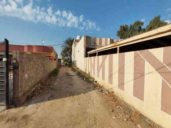 السلام عليكم
ارض مساحتها نص دونم وبيها بيت
مساحة البيت مع الكراج و الحديقة 330 متر
البيت صاير اول شي علشارع و الارض ورا واكو شارع من ضمن الارض بجانب البيت ( موضحها بلصور) 
موقع البيت البوعيثة قريب على المستوصف الجديد وقريب على البيطرة
الارض كلها عقد زراعي على قانون 117
الطابق الارضي يتكون من غرفة و استقبال وصالة ومطبخ وصحيات
والطابق الفوك بي 3 غرف وصحيات وسطح

متواجد على الخاص
 ومتواجد على الرقم هذا  ***********
وبي واتساب هم اذا تريد اي تفاصيل ثانية او تريد ادزلك الموقع هم تواصل وياي
