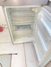 ثلاجة حجم وسط كينوود للبيع شغالة تبريد ثلج ماداخلة تصليح للبيع السعر 1...