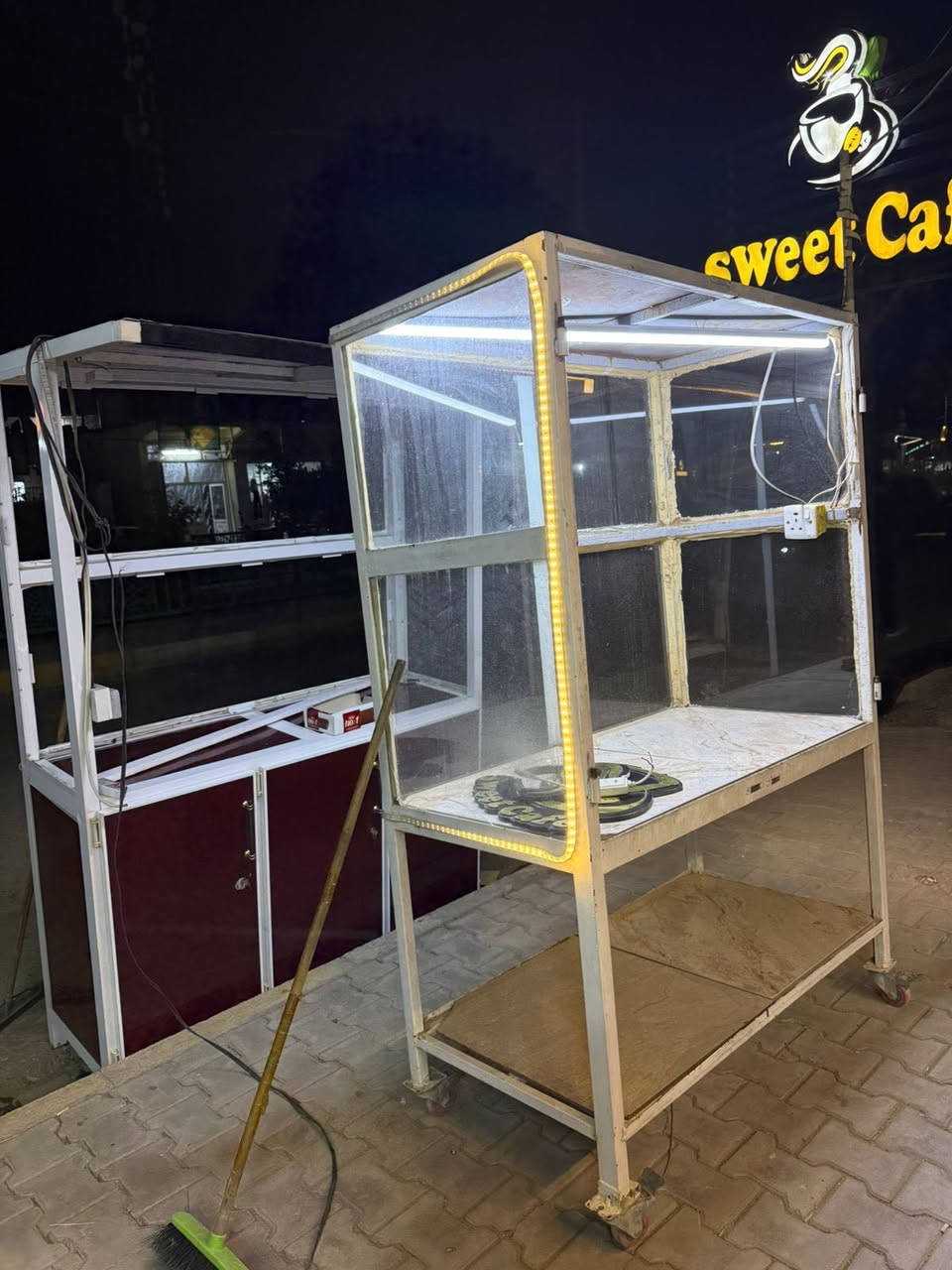 عارضتين للبيع
وحدة حديد
وحدة ألمنيوم 
السعر جيد جداً
للتواصل ***********
