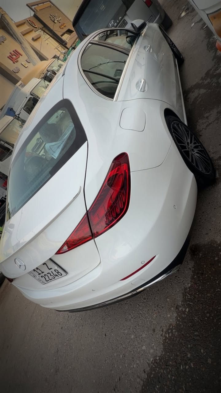 السلام عليكم
مارسدس 2024 
ماشي ١٦km
فول مواصفات
C300
فتحه 
كشنات تدفئه تبريد 
صندوق كهرباء 
انارة داخليه 
وباقي المواصفات معروفه السياره فول 
حادثها نص جاملغ خلفي بي صبغ وشوي من صندوق 
السياره بدون ايرباك 
السياره جاهزه ومرقمه بغداد ب اسمي 
للاستفسار الاتصال ***********
مكان السياره بغداد
