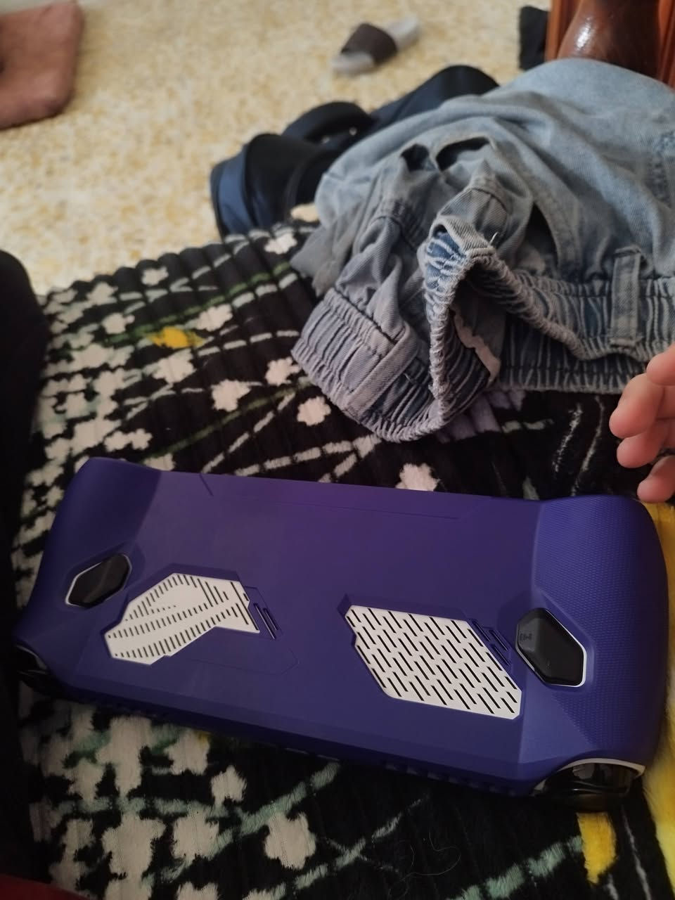 سلام عليكم 
جهاز محمول گيمنگ
asus roj ally z1 xtreme 
للمراوس اب مبايل او ايباد 
او للبيع
