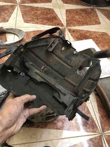 السلام عليكم 
غراض بيتل تفصيخ 
ظفيرة جديدة ونظيفة كاملة 
سايد بريك
قواعد لايتات امامي 
درايم شفت داخلي 
حصان 
شمسيات
***********
