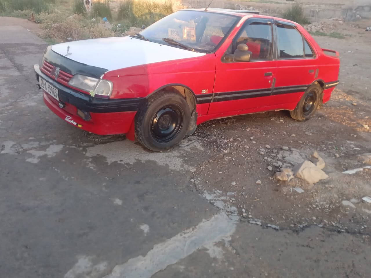 السلام عليكم بيجو فرنسي 405موديل 91رقم دولي مكينه كير جدد صدر80%داخل خارج نظيف سياره متعوب عليه نقصه بس تبريد بيع اومراوس (سعر25)***********مكانه ديالئ
