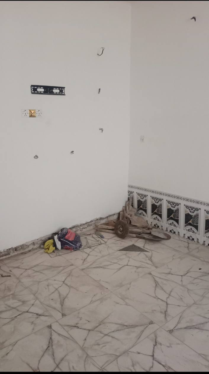 السلام عليكم ورحمة الله وبركاته مره خصت الدمن الكروب 
بيت ٢٠٠ متر  يحتوي على طابقين الطابق الرضي يحتوي على
 استقبال و مطبخ وغرف نوم عدد ٢  وصحيات عدد ٢ توليت وحمام منعزل اما اطبق الثاني يحتوي على ٤ غرف نوم  وصحيات عدد ١   / ٢ غرف  جاهزات/  و ٢ قيد العمل 
حالين ادار  لبيع 
العنوان //المعوقي الكماليه ارض  المرحوم ابو رشاد  الزراعي ولستفسار اكثر يرجا التصال على 
الهاتف  *********** متوفر واتساب
