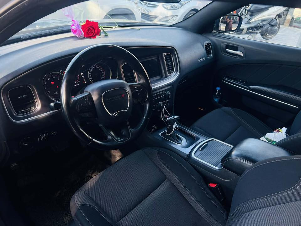 السلام عليكم ورحمة
چارجر2019
 3600 
Sxt 
لون اسمنتي 
تحكم استيرن 
تشغيل. ع بعد 
شاشه جبيره
كرسي كهربائي 
ويل 20
ماشيه 98m 
حادثه باب خلفي عكس السايق
المكان بغداد الكاظميه
‏***********
