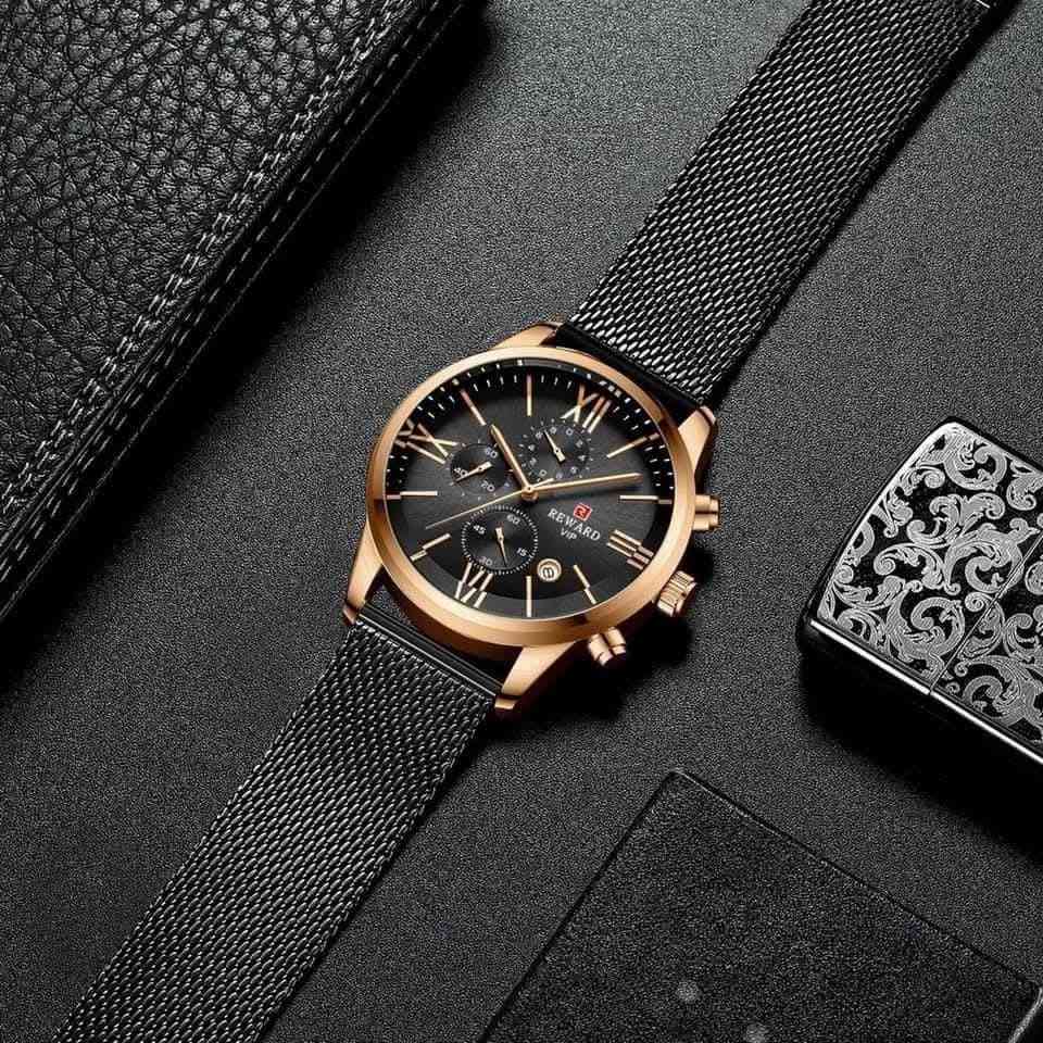 الماركة (Brand)
​الاسم: REWARD (موديل VIP كما هو موضح على الميناء).
​المواصفات والتصميم (Specifications & Design)
​الهيكل (Case): مصنوع من الفولاذ المقاوم للصدأ ومطلي باللون الذهبي الوردي (Rose Gold) اللامع.
​الميناء (Dial): يأتي باللون الأسود غير اللامع (Matte Black)، مع علامات ساعات تجمع بين المؤشرات الخطية والأرقام الرومانية (مثل الرقم IX و XII و VI) باللون الذهبي الوردي.
​الحزام (Strap): حزام معدني شبكي (Mesh Band) باللون الأسود، يتميز بالأناقة وسهولة الضبط.
​العقارب: عقارب نحيفة ومضيئة جزئياً باللون الذهبي الوردي لتتناسق مع الهيكل.
​الوظائف والميزات الظاهرة (Features)
​كرونوغراف / عدادات فرعية (Chronograph): تحتوي الساعة على ثلاثة عدادات فرعية داخلية لحساب الوقت (دقائق، ثوانٍ، وأجزاء من الثانية أو تنسيق 24 ساعة).
​نافذة التاريخ (Date Window): توجد نافذة دائرية صغيرة لعرض التاريخ 
​أزرار التحكم: تحتوي على التاج الرئيسي في المنتصف لضبط الوقت، يحيط به زرّان علوي وسفلي لتشغيل وإيقاف وإعادة ضبط العدادات الفرعية (الكرونوغراف).


**إذا كنت صاحب هذا الإعلان وتريد حذفه لأي سبب، رجاءا أرسل رسالة إلى الدعم الفني**