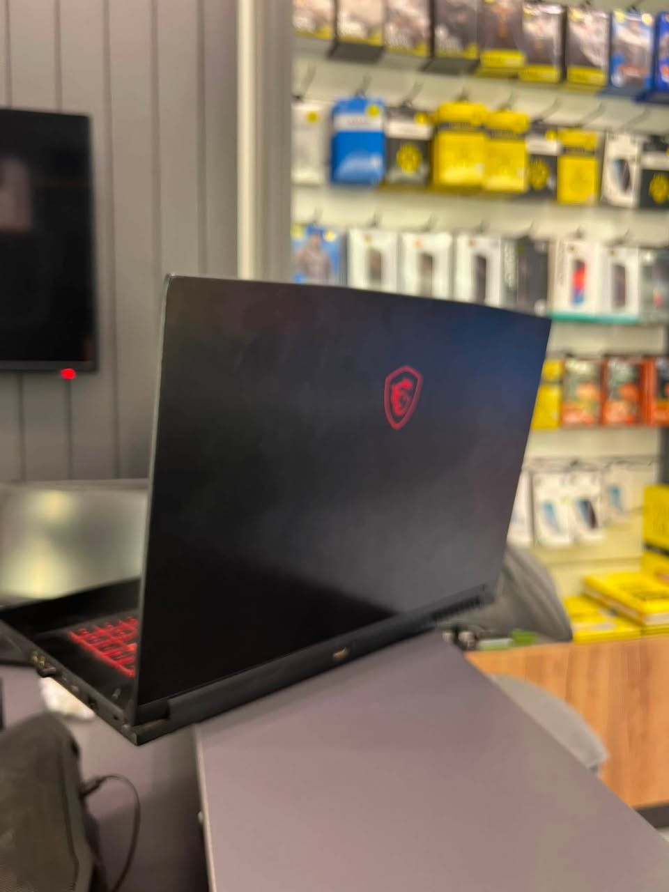 السلام عليكم 
لابتوب Gaming للبيع
Msi gf63 8rd
حجم الشاشة : 15.6
النظام : windows 11 pro اصلي
المعالج: intel core i7 7850H 2.2 Ghz
كرت الشاشة: NVIDIA Geforce gtx 1050 ti ( 4gb ) vram
الرام: 16gb ddr4 2666mt/s سامسونج
الهارد : نوعين الاول ssd 256 kingston
الثاني hdd 1tb
ملاحظة اللابتوب بدلتلهة معجون حراري جديد قبل يومين
يعني كبل تاخذهة تمزل العاب وتلعب واللابتوب مابي اي خلل✅
جربت عليهة the last of us part2
وبتل فيلد 
مع اللابتوب مبرد + الشاحن + جنطة
متواجد كرخ ورصافة
للاستفسار خاص او على الرقم + واتساب
***********
السعر 550 الف وبيهة مجال بسيط للشراي
