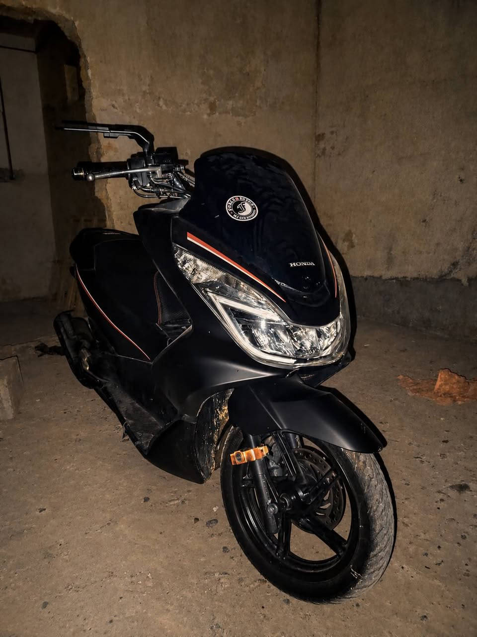 السلام عليكم pcx جيل ثاني ياباني مكينه ١٥٠ للبيع مكفوله كافله عامه حساسات كلها شغاله منزلها من الرمبه مامفتوحه بلاديه كهربائيات كلها شغاله ماشيه ١٠٥ عله ايدي نزلتها ب١٤ ورقه دراجه زلغ مابيها شلعه ومعدل رايدها ب ١٩٠٠. بيها مجال بسيط مكاني صلاح الدين الدجيل وهاذ رقمي ***********
