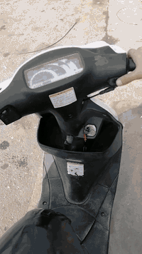 السلام عليكم دراجه ساسوكي جنطه للبيع نضيفه نكره سلف تخم تاير جديد كهربائيات شغاله أوراق كامله  دراجه حلوه نضيفه السعر 350الف بيها مجال للطيبين مراسله خاص او تصال ***********
