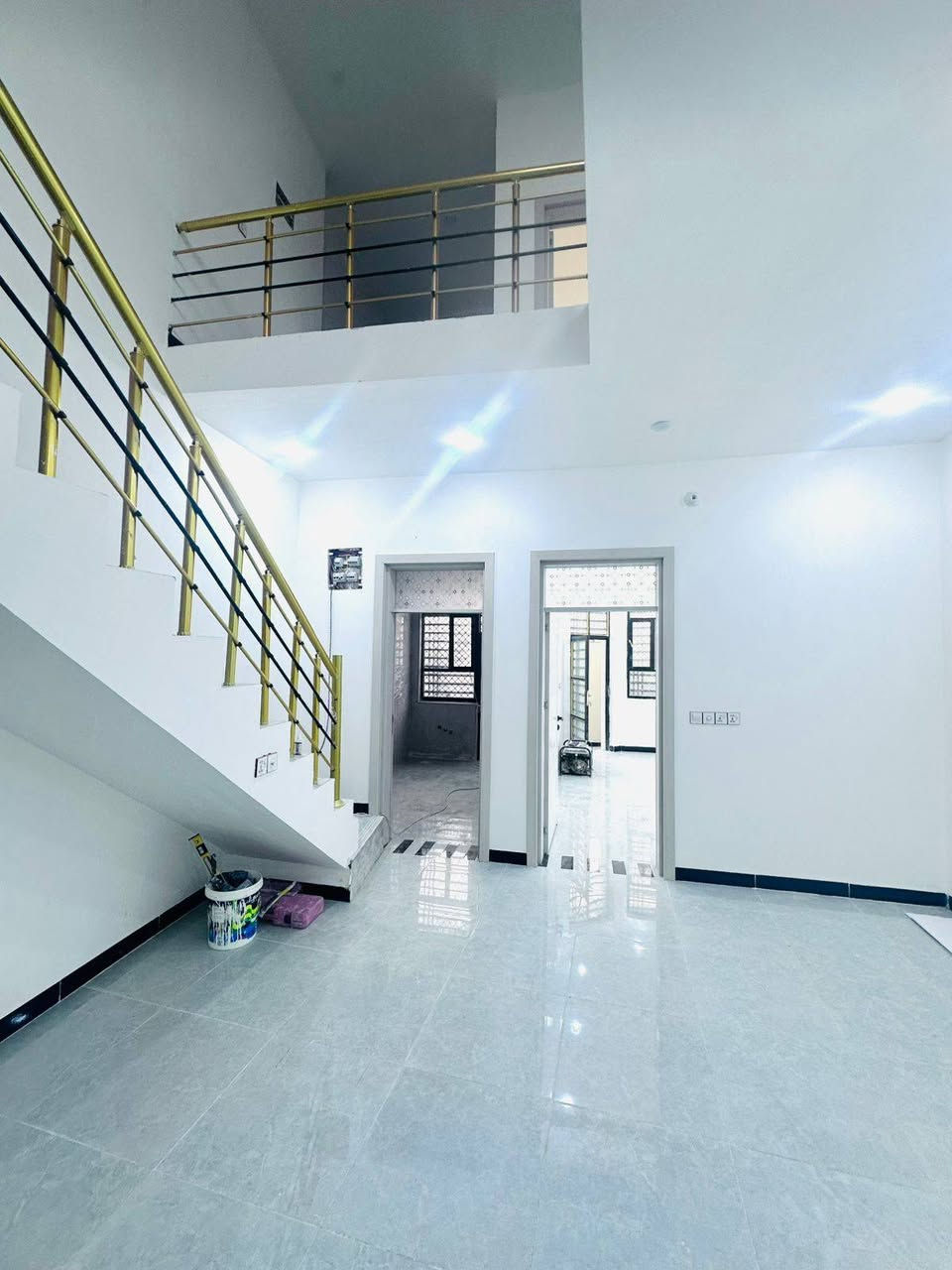 🏠بيت للبيع طابقين 
🏚️ديوانية / حي الامين مدخل (شارع التنانير)🏠
مجاور  مدرسة الصادق الامين 

ملاحضة / يوجد في التعليقات فيديو كامل يوضح  محتويات البيت بالكامل 

✅كونكريت مسلح 
 
❇️زراعي سند ٢٥ [مرقم جاهز للتطويب]

✅المساحة : 100متر 
❇️الواجهة ٦.٥ متر
❇️النزال : ١٥.٥٠ متر 

♻️محتويات الدار 

🏚️الطابق الاول 

 🔆 غرفة نوم
🔅استقبال 
🔅صالة 
🔅مطبخ 
🔅حمام
🔅صحيات داخلية وخارجية 

🏚️الطابق الثاني 
 

🔆 غرفة نوم
🔅صالة 
🔅مطبخ 
🔅حمام
🔅صحيات داخلية غربية

ملاحضات ع البيت 

✅كونكريت مسلح و صب مركزي c 350 
✅ كهرباء بوري البيت بالكامل/ وايرات الفنار السعودي 
✅تأسيس ماء وكهرباء انابيب سمارت المصري الاصلي
✅شبكة تقطير سبالت للبيت بالكامل 
✅شبكة كاميرات للبيت بالكامل اربع جهات 

✅خدمات كاملة ( تبليط ، مجاري ، ماء ، كهرباء ، ارصفة مقرنصة بالباب +مدارس) كما موضح بالصور 

⚜️ للاستفسار مراجعة مكتب علاء صاحب دوحان
حولي الجامعة/ قرب مركز حي الجامعة

او الاتصال واتساب او عن على الارقام التالية 
*********** واتساب مراجعه مكتب 🏢 العاصمة للعقارات والمقاولات العامه ***********
