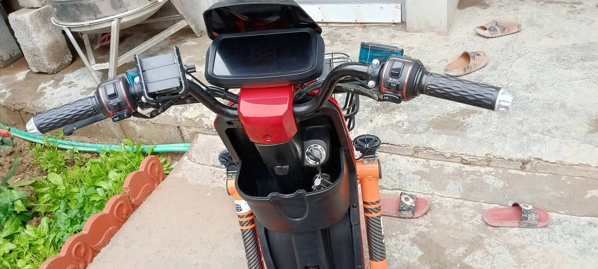 سلام عليكم دراجه شحن  للبيع  موديل 2025
الدراجه جديدة  بعدها بحالت 
للعلم الدراجه بل مطر صورتها يعني دراجه تخبل نضيفه
المواصفات 
5بطـاريـات حجم كبير 
 شاشه ديجيتال
  لايت ابيضّ عالي ناصي
اشارات يمنه يسره جدد 
سويـجات عدد 2 بصمات عدد 2 كارت عدد 2 🪪 
 ستاند جانبي وخلفي 
سماعات عالية بل دراجه
شاحنه اصلي 
 لون مميز 
- دبلات
اطارات 
بـوم عدد 2 
صندوق الدراجه موجود بيها 
نشرات و أضويه ب دراجه
الموقع ديالى  ملعب احمد راضي
السعر 400 بسيط او اي استفسار اخر اتصل على الرقم 
الرقم ***********
