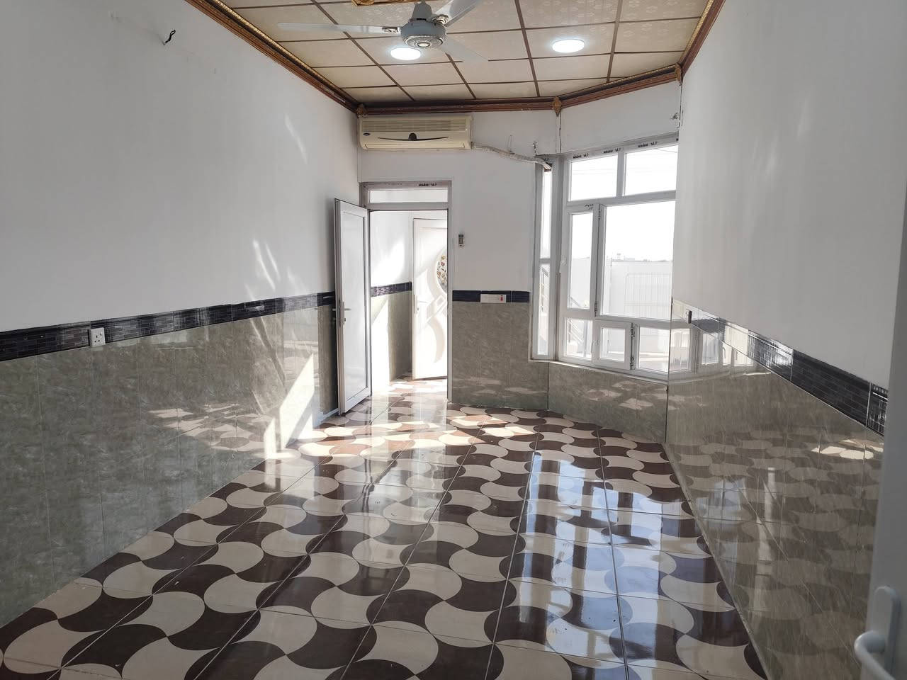 #خانوی_زۆرشاز بۆ فرۆشتن  بەردەم چۆڵ قاتتوونیو
ناونیشان  قەزای  ڕزگاری سمود
🔷 گەڕەکی سەنگاویەکان 
🔷 نزیکی مزگەوتی پیشەوا 
🔷 ڕووبـەری 6 بـە 20 = 120 مـەتـرە
🔷 ڕێگەپێدانە
🔷 ڕووی لـە خۆری بەیانیە
🔷 قاتی سەرەوەی سێ ژووری حماتوالیت

🔴 ژوورەکـانـی ئـەم خـانـووە پـێـکـھـاتـووە لـە ⬇️

🔵 ژووری مـیـوان
🔵 مـطـبـغ
🔵مسـاعـد مـطبـغ
🔵 هـۆڵـێـک
🔵 دوو ژووری نـووسـتـن
🔵 ڕۆشـنـایـی  
🔵 مـشـتـەمـەلـات

بۆ زانیاری زیاتر پەیوەندی بکەن
ژم***********
ژم***********
