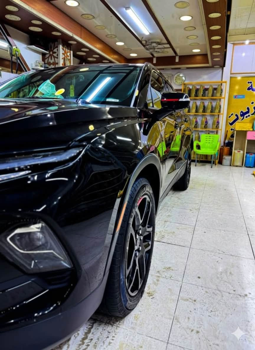 السلام عليكم
للبيع سيارة شيفروليه بلايزر (Blazer) موديل 2024، 
مواصفات 3LT، 
السيارة مميزة جداً وجاهزة من كل النواحي.
🔹 المواصفات الأساسية:
 الموديل: 2024
 اللون: أسود ملكي (Black) ميتاليك.
 الرقم: بغداد رقم دولي الجديد
 المحرك: 6 سلندر V6 بسعة 3.6 لتر (3600cc) – يولد 308 حصان، عزم قوي جداً وتسارع ممتاز، ونظام اقتصادي بصرف الوقود مع ناقل حركة أوتوماتيك من 9 سرعات.
🔹 مواصفات الـ 3LT:
 داخلية جلد شذر (اللون الأسود).
 كراسي تحكم كهربائيه السائق والراكب.
 تدفئة في المقاعد الأمامية.
 شاشة وسطية كبيرة مقاس 10.1 بوصة تدعم Apple CarPlay و Android Auto (وايرليس بدون واير).
 نظام تشغيل عن بعد 
بصمة تشغيل وبصمة أبواب.
 كاميرا خلفية عالية الدقة HD دواره
حساسات خلفية.
 باب الصندوق الخلفي يفتح ويغلق كهربائياً.
 رادارات وأنظمة أمان.
تنبيه الخروج عن المسار.
رادار منع التصادم الأمامي.
 ويل عالي مقاس 20 إنج بلادي.
 إضاءة LED أمامية وخلفية مع لد نهاري.
🔹 حالة السيارة:
حادث فقط بنيد مصبوغ ما مبدل
وجاملغ امامي ايسر جهةٍ السائق بارد فقط
ايرباك ستيرين وبردة طاك
والباقي كله سليم 
السيارة جديدة جداً، تبريد ثلج، صدر وكير ومحرك بشرط الفحص، وجاهزة للاستخدام فوراً بدون أي مصاريف.
ماشية: 58 الف مايل
💵 السعر: (210$ لان مستعجل على البيع وسعره اكثر من هذا وسوكه معروف)
📍 المكان: بغداد
📞 للتواصل والاستفسار: 
***********
