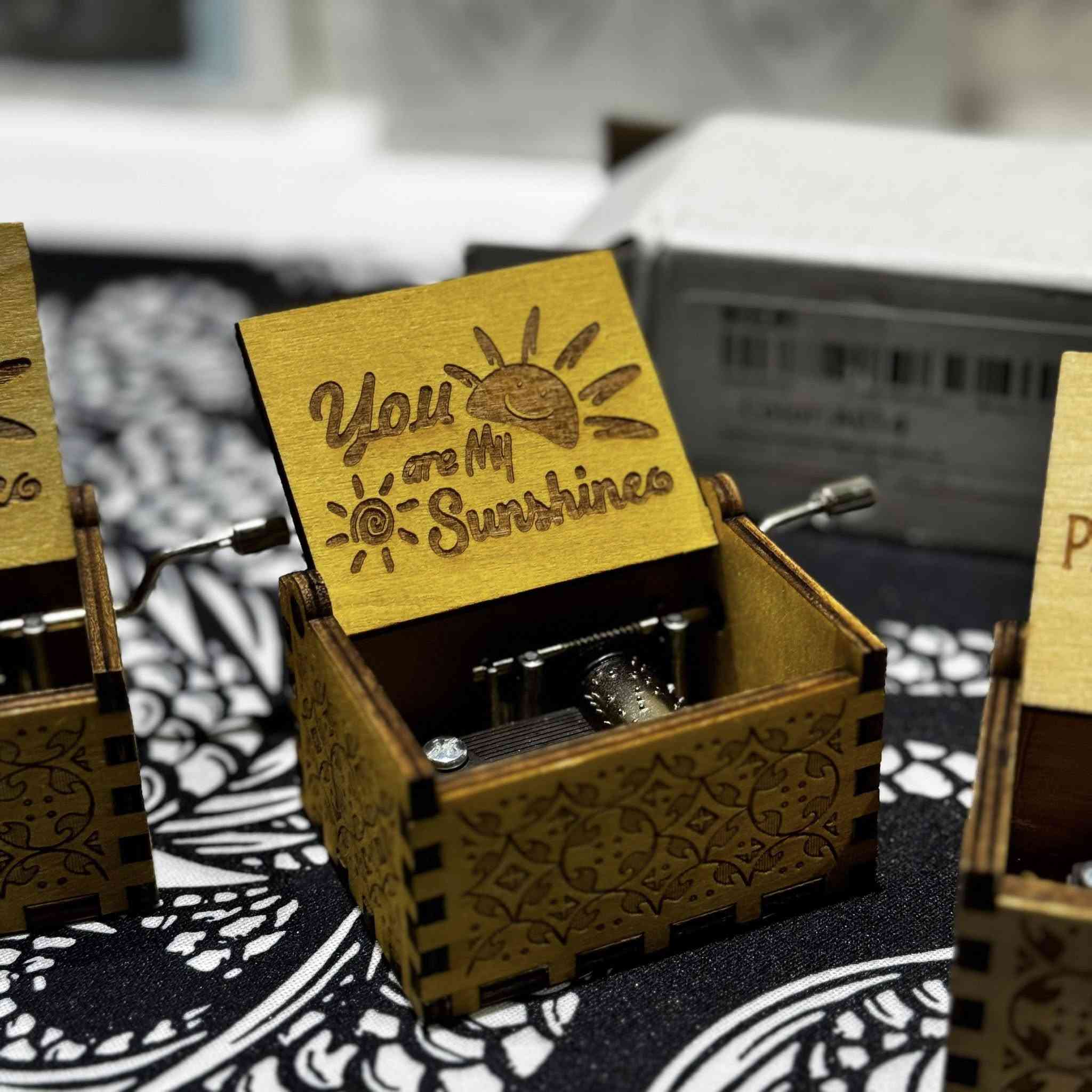 8 قطع صندوق خشب موسيقي  
سعرهم كلهم ويه التوصيل 20 الف


**إذا كنت صاحب هذا الإعلان وتريد حذفه لأي سبب، رجاءا أرسل رسالة إلى الدعم الفني**