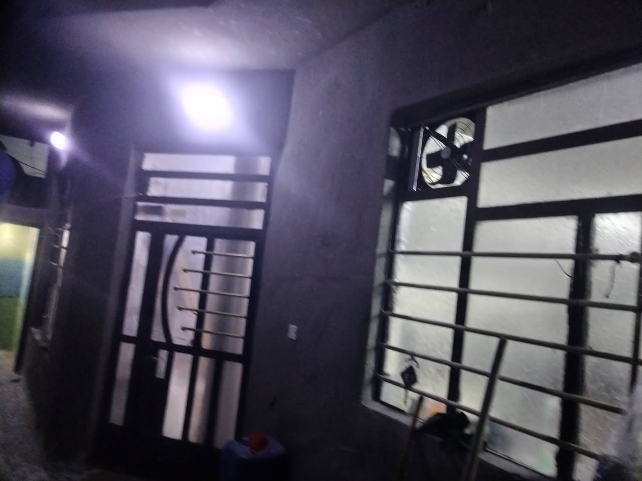 اللهم صل على محمد وآل محمد
الدار للببع المساحه ١٠٠ م مربع. الزعفرانيه شارع الجواهري
البيت كامل  المراجعه على ت *********** موجود واتساب
