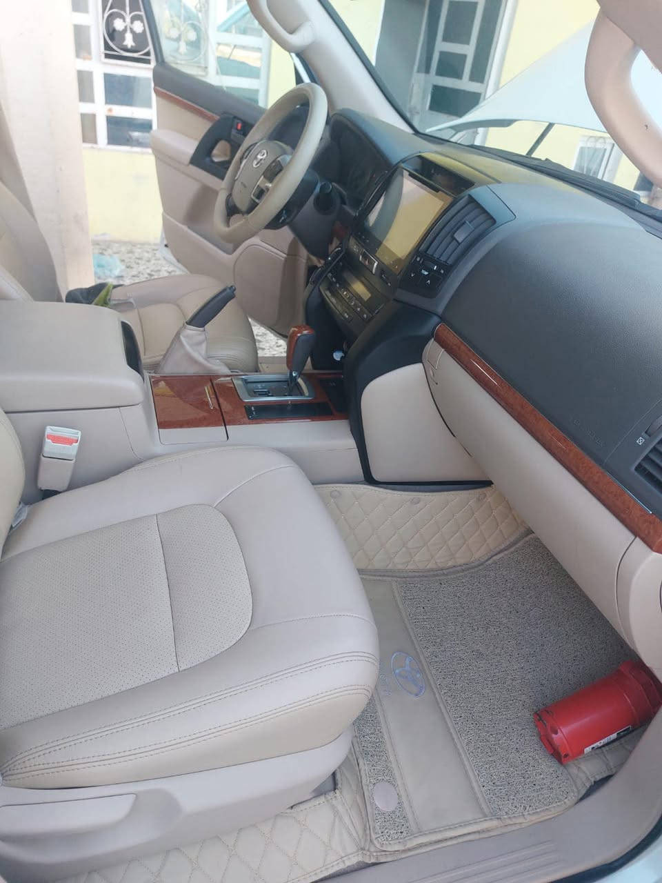 لاندكروز مونيكا 2015 فول مواصفات GXR
محرك V6 بلادي ماشيه 178
رقم اربيل تحويل مباشر 
السياره بيها باب السايق صبغ بدون دواخل 
مكان السياره الانبار الرمادي سعر 335وبيها مجال 

‭***********‬
