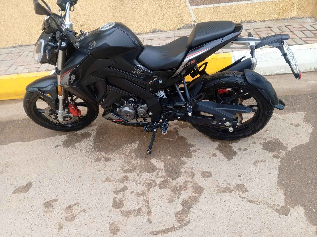 السلام عليكم 
دراجة للبيع 
ماركة ايطالي 
S BENELLI 180cc
موديل 2024
رقم اربيل 
الاستفسار ***********
