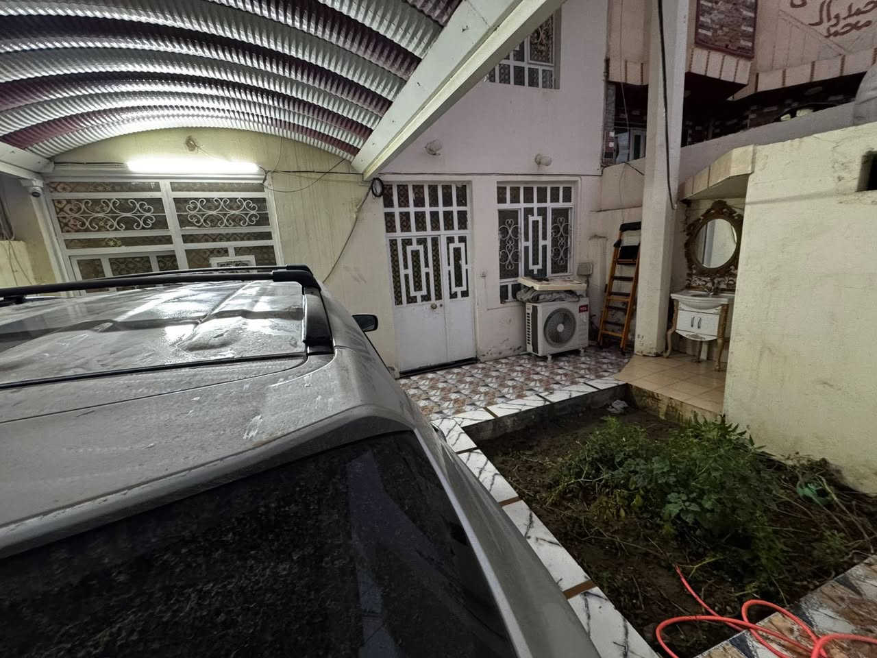 السلام عليكم
بيت 150 قاطين بالدخل المحدود شارع النخيل خلف مدرسة العزيزية الابتدائية مقابل شارع 30 متر 

يحتوي ع كراج حديقة استقبال هول صالة غرفة نوم مطبخ صحيات داخلية وخارجية الطابق الثاني غرفتين نوم . يباع مع الاثاث او بدون حسب الرغبة

السعر 155 وبي مجال
***********
