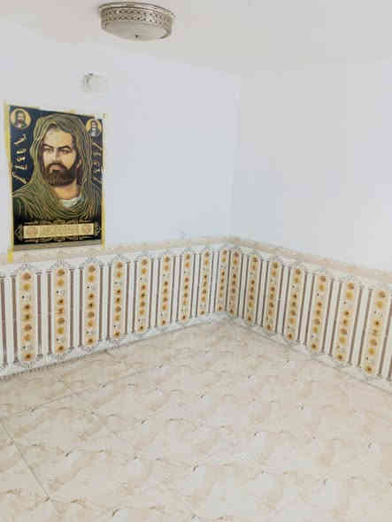 السلام عليكم بيت للبيع في الجمعيه طويريج مساحه البيت 120 متر زراعي سنه 25 قرار محكمه البيت متكون من غرفه واستقبال وصاله وصحيات خارجيه داخليه الخدمات كامله مي ومجاري وتبليط بالباب بيت ومرتبه حلو  سيراميك وعالي  عالشارع ومرتب يعني كلش سطحه مضبوط وسعره مناسب جدا العنوان الجمعيه الشارع  مدرسه نبع المعرفه شويه لجوه او على شارع المتجع الشط قريب الضغط العالي قريب على شاط جدا وسعره مناسب سعره 53 مليون اكو تصوير فديو كامل  وتحياتي للاستفسار اتصل ‏‪***********‬‏
