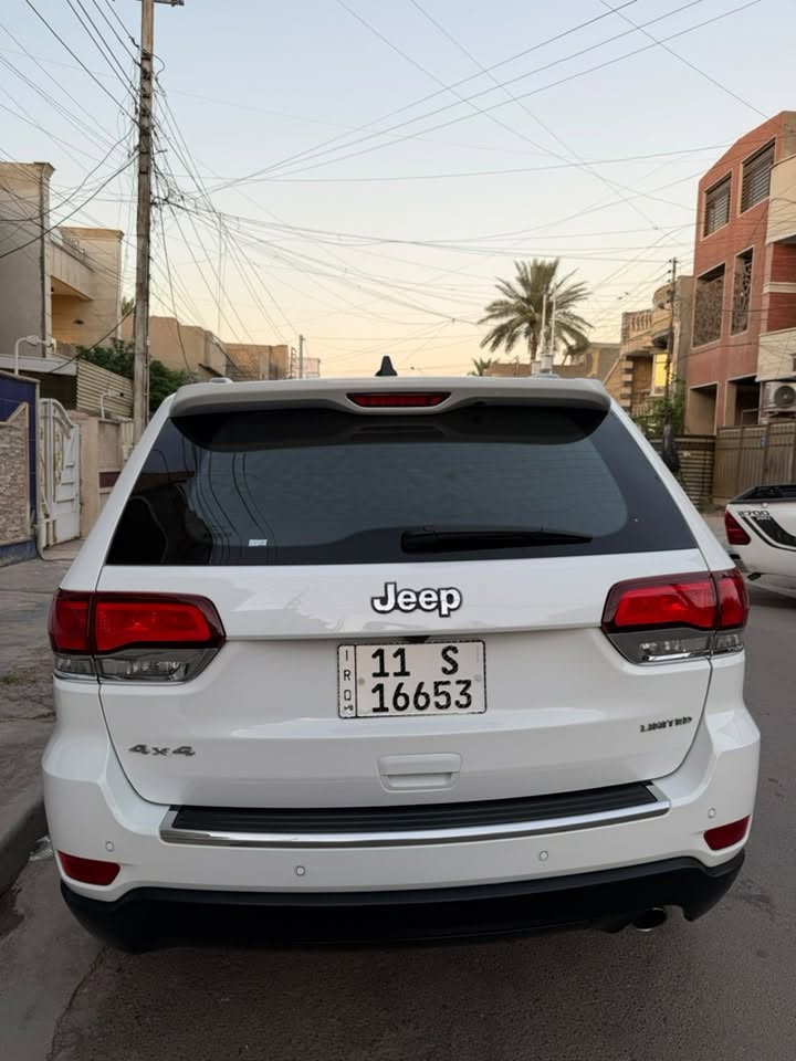 جيب كراند شيروكي (لاريدو 2021 فول) رقم بغداد بأسمي
الضرر : نصف الجاملغ الايمن (عكس السائق) فقط 
المواصفات :
* المحرك : V6 3.6L
* ﻿﻿تشغيل عن بعد .
* ﻿﻿دفع رباعي 4x4 .
* ﻿﻿فتحة سقف
* بصمة مع دخول ذكي .
* نظام تشغيل واطفاء اوتماتيكي للمحرك .
* ﻿﻿مقاعد جلد باللون البيجي المرغوب
* ﻿﻿المقاعد الأمامية كهربائية 
* ﻿﻿ذاكرة لحفظ وضعيات الجلوس .
* ﻿﻿المقاعد الأمامية والستيرن تدفئة 
* تبريد قطعتين مع مناخ منفصل .
* ﻿﻿شاشة 8.4 انج .
* ابل كاربلي واندرويد اوتو .
* ﻿﻿نظام الملاحة (GPS) .
* نظام قياس ضغط الإطارات . 
* اربع وضعيات قيادة للطرق الوعرة .
* وضع القيادة الرياضي SPORT .
* وضع القيادة الاقتصادي ECO .
* ﻿﻿المصابيح الأمامية زنون مع تبديل عدسات مع LED نهاري .
* ﻿﻿كشافات الضباب زنون .
* ﻿﻿صندوق كهربائي .
* ﻿﻿حساسات خلفيه مع كامرة دواره
* ﻿﻿مرايا جانبية ووسطية بخاصية التعتيم الذاتي .
*رادار جانبي 
-ادامة لمنضومة الاحتراق تبديل البلكات وتنضيف النوزلات والمجاول وتبديل جميع الفلاتر وحتى الدهن 

 -بيهه اضافه منضومه غاز من الشركة العامة للمنتجات النفطيه وبضمان لمدة سنة وادامة مجانيه

- سياره جديده وجاهزة وكاملة من كلشي ومبيهه نقص كد الابره وحتى بولش مسويلهه السعر 24,000 دولار وبيهه مجال بسيط 
للاستفسار / *********** مكان السياره بغداد الكراده
