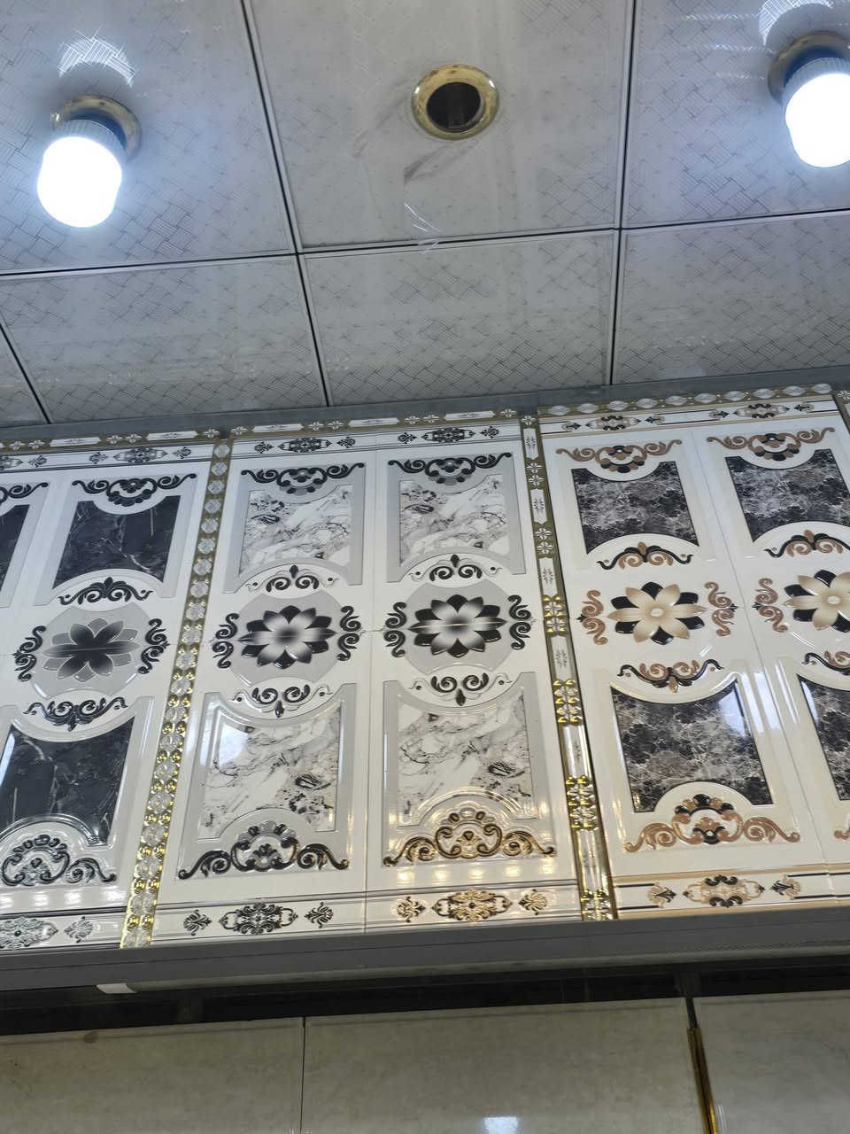 ✨ إزارة سيراميك أنيقة ✨
📏 قياس 60×30 سم
📐 ارتفاع الإزارة 120 سم
🔸 تصميم جميل يضيف لمسة فخامة للجدران
🔸 مثالية للستقبال والممرات و الغرف 
🔸 جودة عالية وتحمل ممتاز
🔸 سهلة التنظيف ومقاومة للرطوبة
💰 السعر بأسعار الجملة – فرصة لا تعوض
🏢 معرض الزهراء للسيراميك والبورسلين
📍 أحدث الموديلات وأفضل الخامات
📞 للتواصل: ***********
