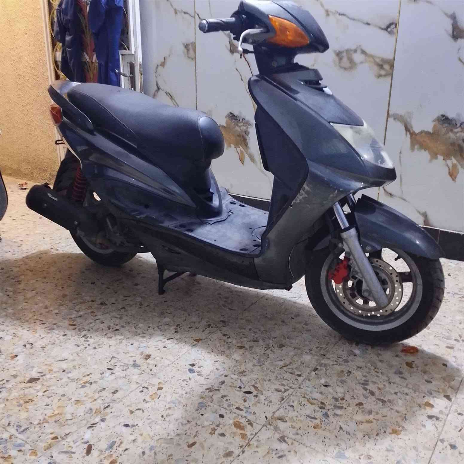 سلام عليكم متاح دراجه سكنس ياباني سلف وهندر شلعه ومعدل الكهربائية شغاله المكينة ناعمه ممفتوحه قفل ستيرن قفل صندوك وراق كامله سعر 350 المكان مدينة الصدر رقم الهاتف ***********
