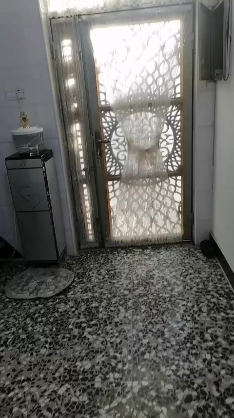 دار للبيع 
المساحه 100 طابقين بناء درجه اولى 
الطابق الاول غرفه + صاله + استقبال + مطبخ + تخاريج 
الطابق الثاني غرفه + طاله + مخزن + تخاريج 

العنوان البراكيه شارع المطار الجديد مقابل جوهرة العرب قرب مثلجات الاوائل الشارع المقرنص 

الاستفسار ***********
