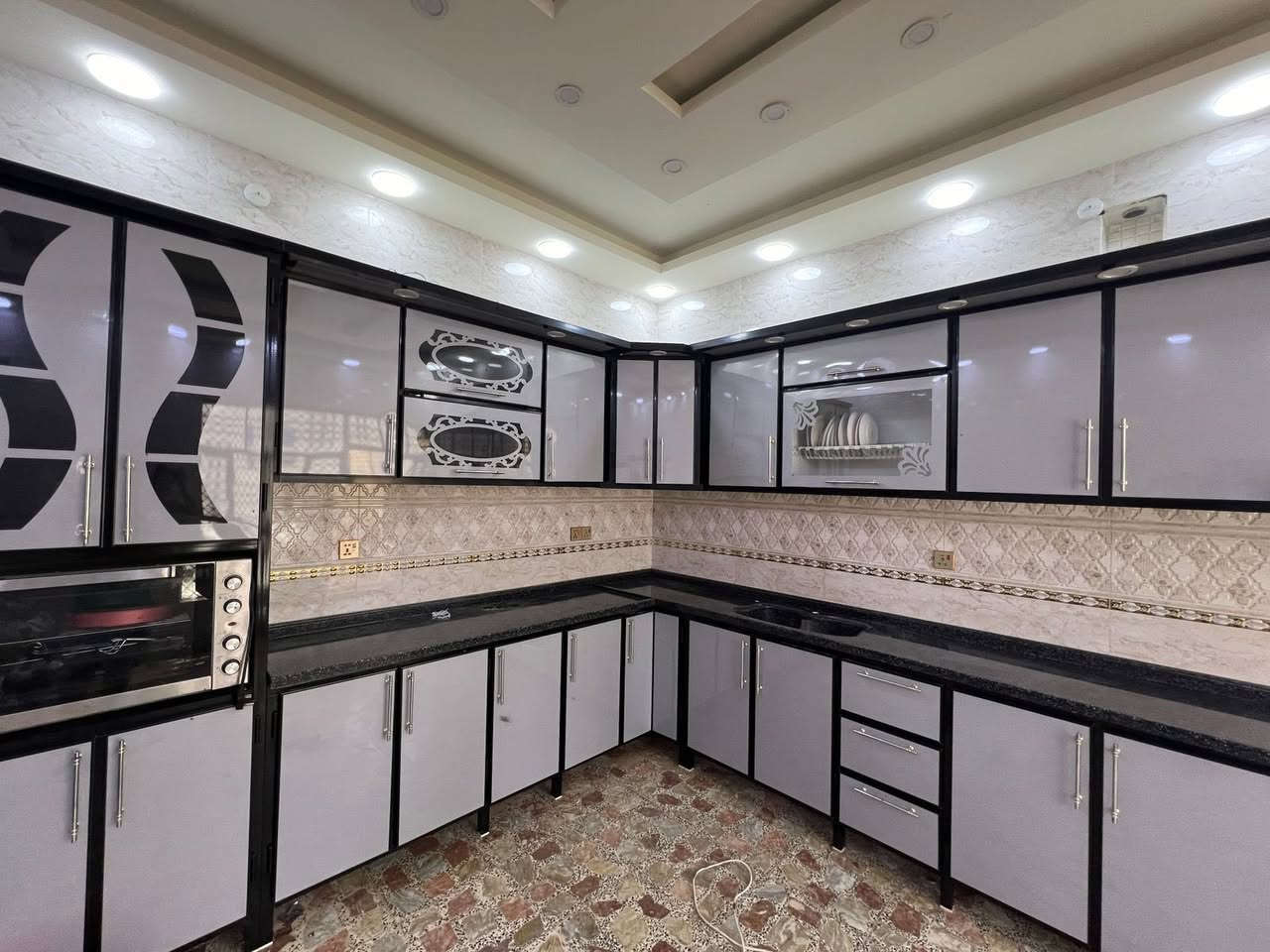 دار للبيع ✅
مساحة 300 متر مربع 💯
الموقع كورنيش الكوفة قرب جامعة ابن حيان مشمول بالتطويب قرار 25 جاهز للسكن .

طابقين‼️

الطابق الاول :❗️
غرفتين + استقبال + مطبخ + صالة+ حمام داخلي و حمام خارجي + حديقة + كَراج سيارة .

الطابق الثاني :❗️
4 غرف + حمام + بلكونة على غرفتين + مخزن طابق 3 + صالة .

البناء حديث كونكريت مسلح وجاهز للسكن ماعايز اي شي .

للاستفسار واتساب واتصال 

***********
