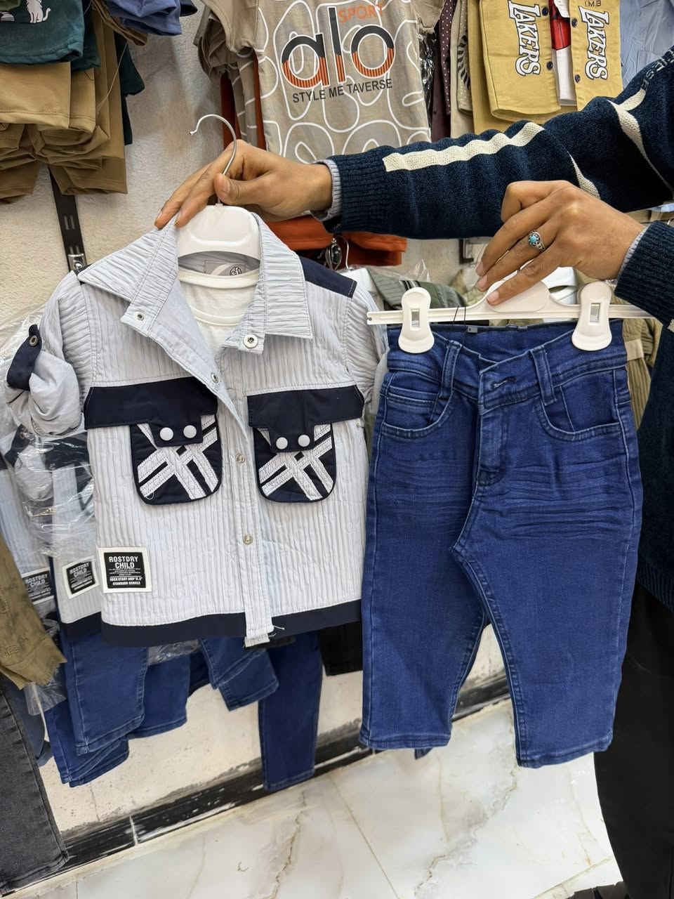 عرض ملابس أولاد: طقم 3 قطع
 • القميص + البدي + البنطلون كابوي
 • متوفر جميع القياسات
 • ألوان متنوعة وجذابة
 • قماش أصلي عالي الجودة
 • المكان: مجمع الحاج، هاتف العامري

لا تتردد، اختار لأطفالك الأفضل!


**إذا كنت صاحب هذا الإعلان وتريد حذفه لأي سبب، رجاءا أرسل رسالة إلى الدعم الفني**