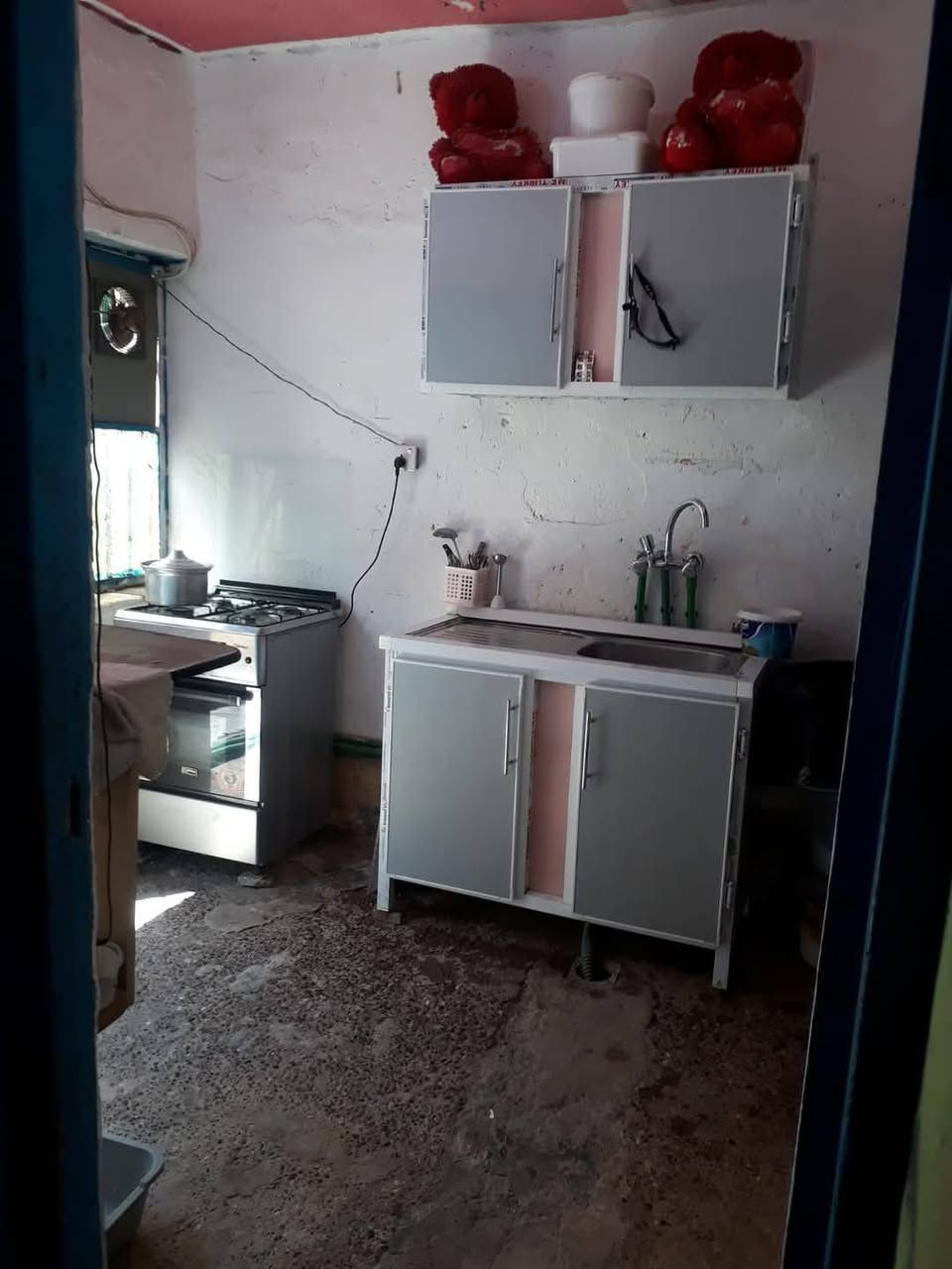 بيت طابو صرف للبيع 
بيت طابو صرف  شقه فوك معزوله باب خارجي  ودرج داخلي  /وبيت جوا  غرفتين + صاله +مطبخ تخاريج داخليه وخارجيه  وحوش  /
الشقه صاله كبيره وغرفه ومطبخ وتخاريج  كامله
عنوان شارع المعمل البراكيه بل طابو صرف شارع مقرنص  مجاري كهرباء ماء جديده  
صالح للسكن  معه ترتيب  حسب سعر البيت 47 مليون معه المجال 
رقم واتسب وتصال ***********
