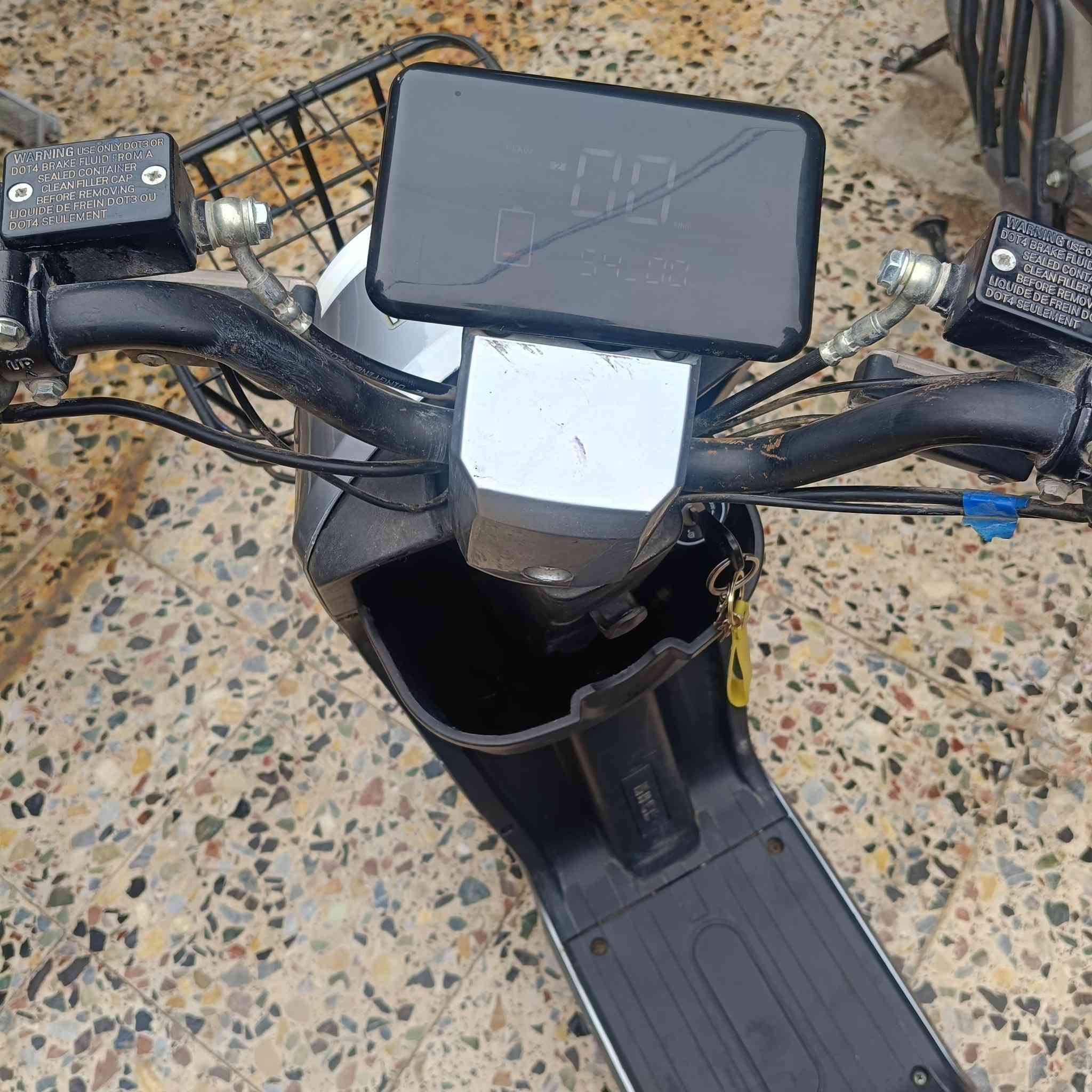 سلام عليكم دراجة شحن الريان R10
بريكات امامي خلفي 
كلوب عالي ناصي
بطاريات 5  
السرعة 60 اقصئ سرعة نمرة 3
سلة اشاير يمنة يسرة 
مراوس بشحن اكبر او بيع 
السعر 400 بغداد _ المشتل 
*********** الاستفسار
