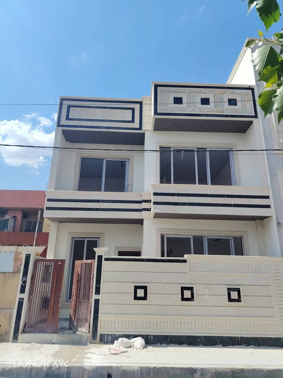 للبيع للبيع للبيع للبيع🏠🏠
دار سكني في حي الشرطة قرب سوق المجموعة الرئيسي مقابل باب العلوم
المساحة ٨٥م واجهة ١٠ ونص ركن طابقين بناء حديث تسليم مفتاح اتجاه شروق تام
ط١ غرفة نوم وهول واستقبال ومطبخ وصحيات وكراج
ط٢ ثلاثة غرف نوم وصحيات وبيتونة سطح كاشي
بناء مهندس سند طابو بأسم صاحبه الشرعي
للإستفسار ع السعر الإتصال
***********📞
***********📞
مراجعة مكتب عمار الهزاع
