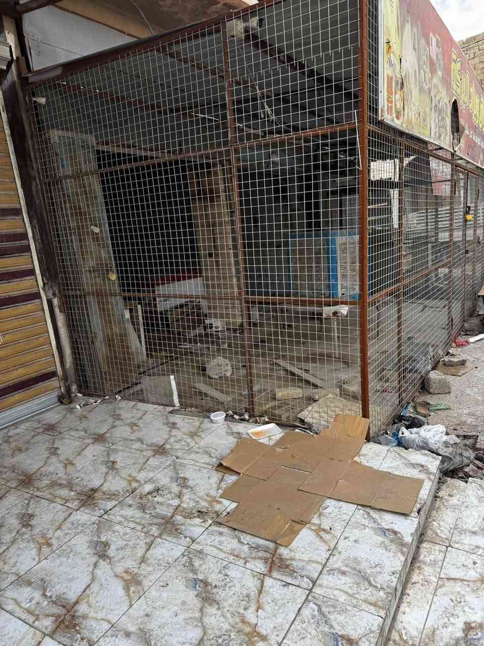 قفص محل للبيع 
للاستفسار ***********
