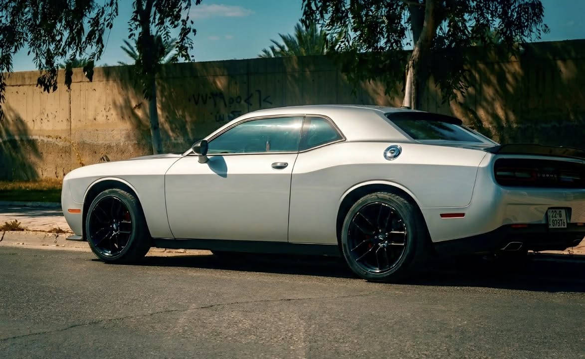 السلام عليكم 
🛑 للبيع فقط 🛑 
 
دوج چالنجر SXT
موديل ٢٠٢٢
مكينة ٣٦٠٠ 
٦ سلندر 
تو ويل (RWD)
رقم اربيل الدولي بإسمي ( تحويل فقط ماسوي وكالة ) 
مواصفات الsxt المعروفة مضيوف عليها
شاشة كبيرة 
دواخل كاربون فايبر 
مري جانبية كاربون فايبر 
شفقة خلفية
بنيد و وياله محدثه مال GT
تعتيم ذاتي للمراية الوسطية
كاميرا خلفية دوارة
هيتر مري جانبية
تبريد قطعتين مناخ منفصل
فول تحكم ستيرن
بصمة + تشغيل عن بعد
كرسي السائق كهربائي 
ويل ٢٠  تو سايز مع تخم تاير جديد 
حجر بيئة بلادي
داخل جلد لونين
گير و مكينة و تبريد و حدادية و كهربائيات مكفولات

سيارة عليها برمجة مراوح و تحسين اداء و تشتغل على بانزين عادي و محسن بدون دوانز علماً اني ادير بس محسن و دهن درجة اولى نوع (meguin) 

ماشية ٣٥ الف ميل 
سيارة نظيفة و ما متعوبة مال جناي 

السيارة حادثها قطعة وحدة صبغ 
البنيد مبدل و مصبوغ فقط و الچاملغات الامامية بيها تعديل بارد و تكحيل شي قليل بالحواف

 اي قطعة كلير من امريكا ماكو

راس الشاصي الايمن بي تعديل بسيط كلش مكفول من الگص فقط مسحوب شي قليل و تصليح بالفخذه مال چاملغ نفس الجهة

شباب المنشور كلش واضح و مفصل و ما اقطع سعر بالتلفون تجي تشوف و نتفق و الله يقدم البي خير 

عنواني بغداد / الكرادة ساحة الواثق 

السعر 186 بي مجال بسيط

للتواصل *********** متوفر واتساب
