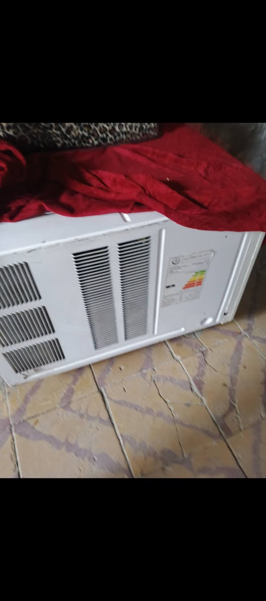 السلام عليكم عندي هذا المكيف للبيع ابو الطنين شغال جديد
السعر 250 وبي مجال 
رقم الهاتف ***********
