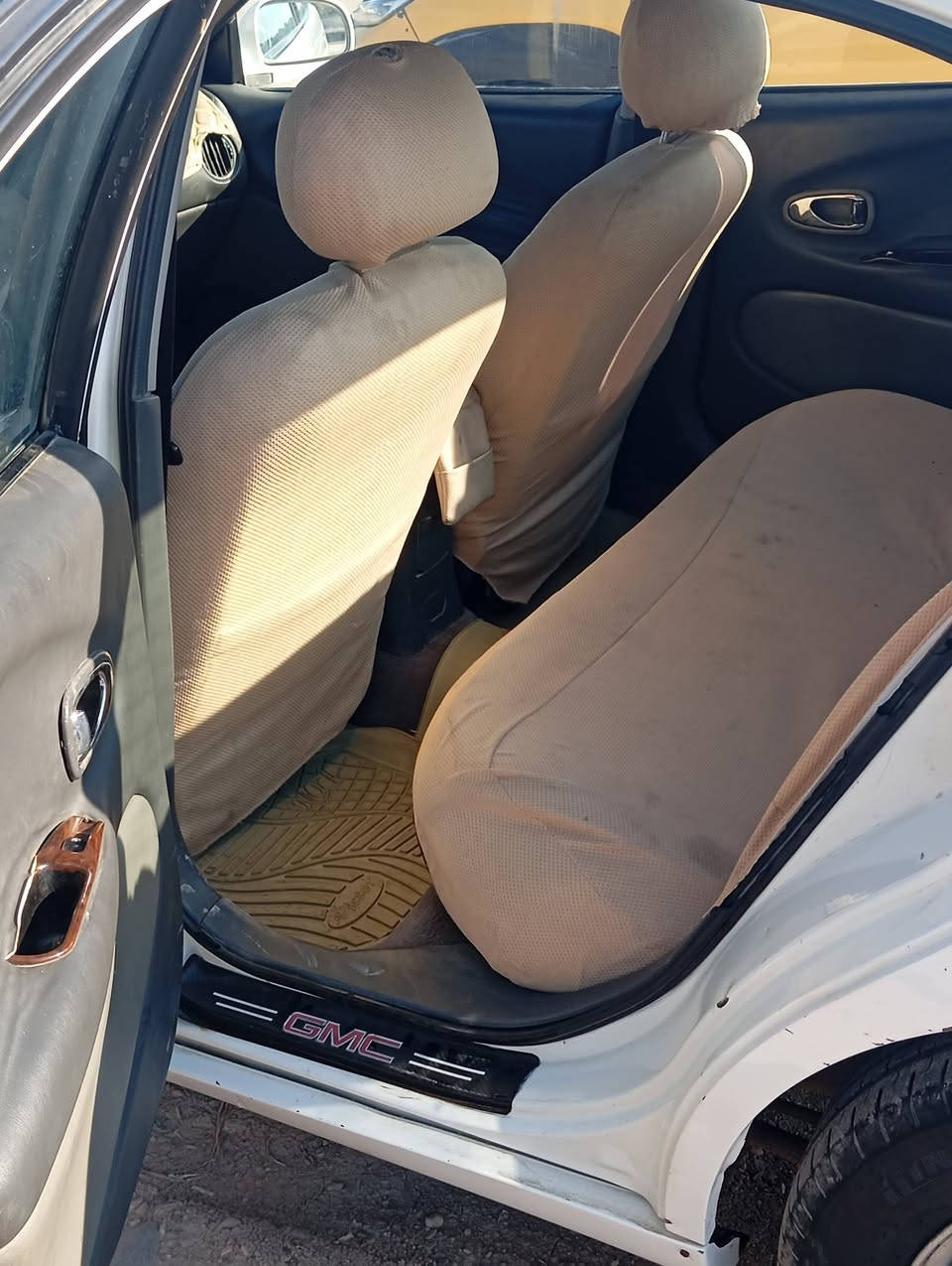 سياره لكنزة للبيع موديل 99السعر (50)الأضرار الي بيها جاملغ وباب خلفي صبغ وسياره كامله من كلها تبريد شغال محرك (2000)رقم الهاتف *********** و***********
