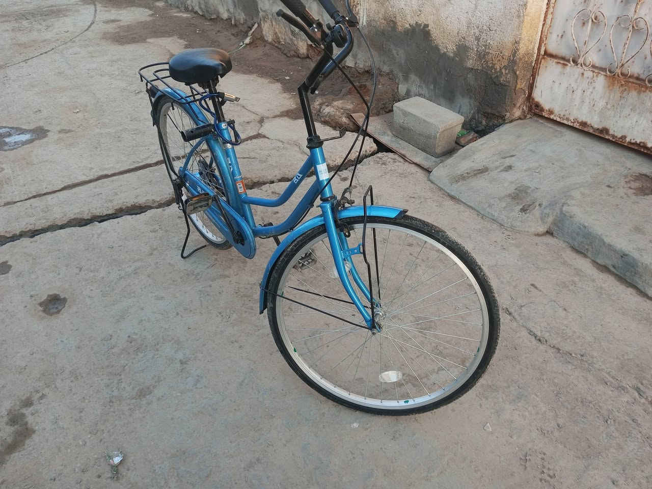 السلام عليكم بايسكل سياحي موديل 21 حجم 26 شركه BD البايسكل نضيف بس بي طخات 3 من الحاويه المكان البصره الجزيره سعر 150 وبي مجال ***********
