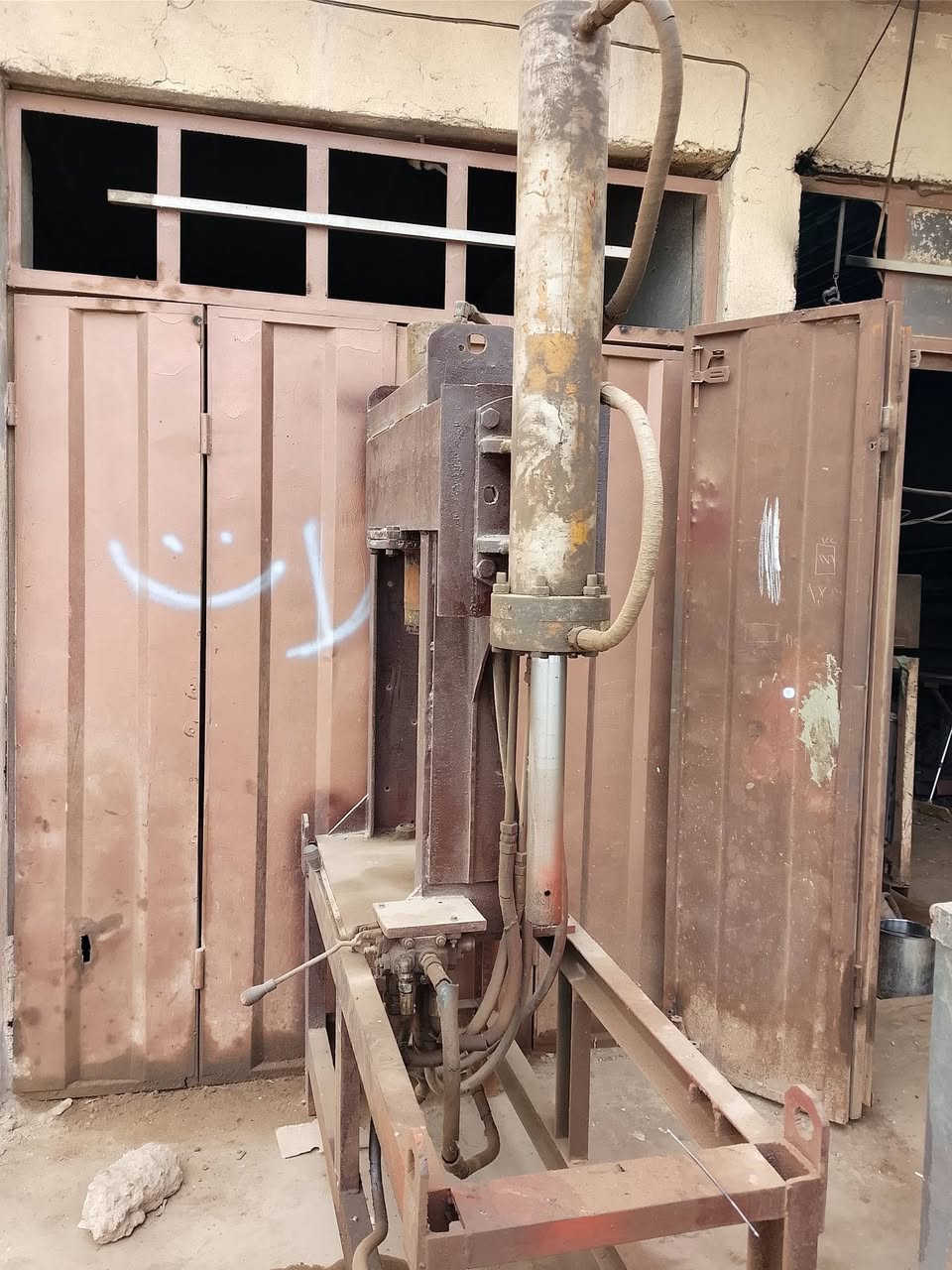 السلام عليكم عندي هذا البريص للبيع ***********
