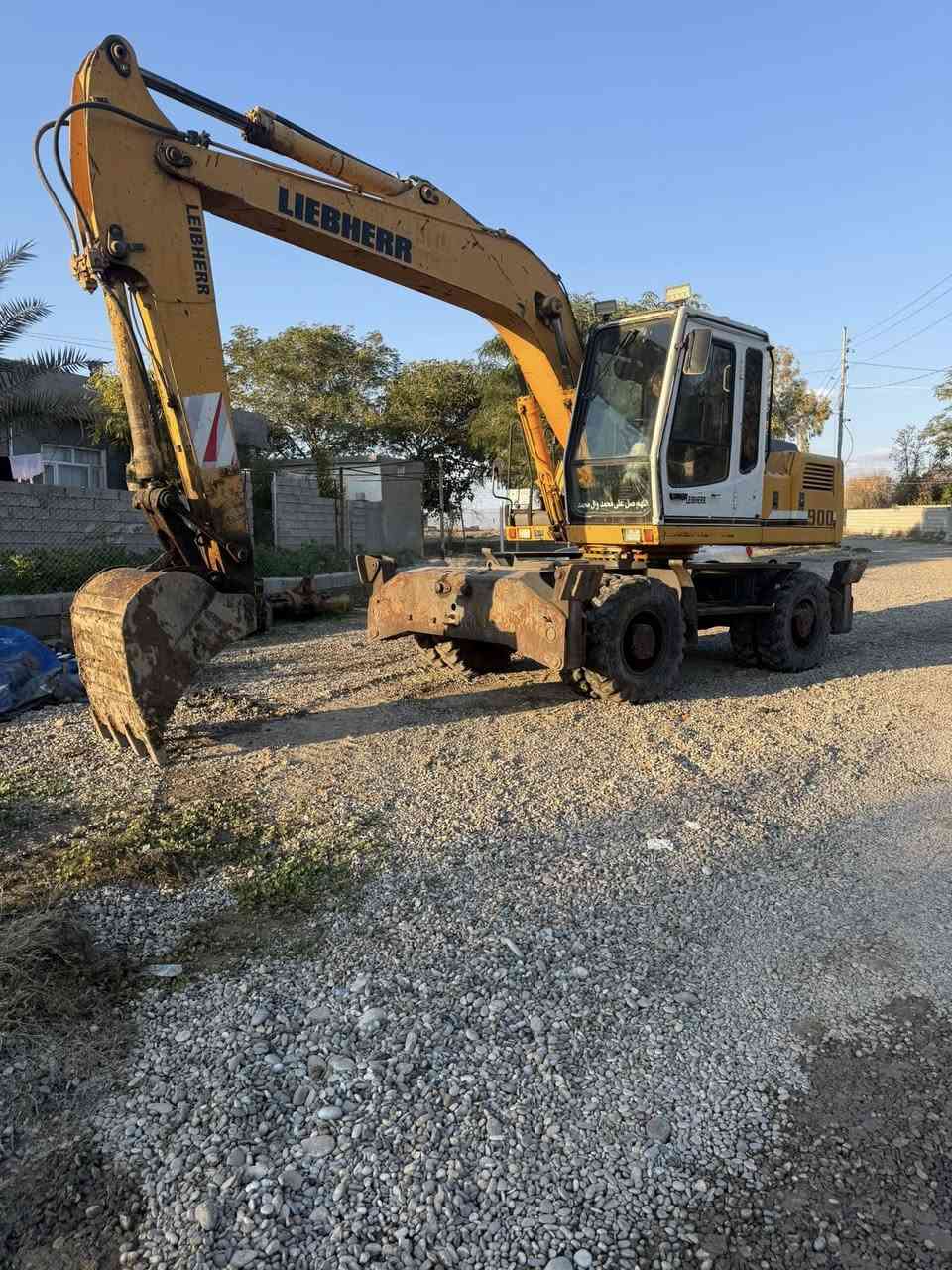 حفارة لبيهير حجم 900موديل2001مكفولة كفالة عامة رقم بغداد ابشرت تحويل سعر 250بي مجال مكان كلار ***********

